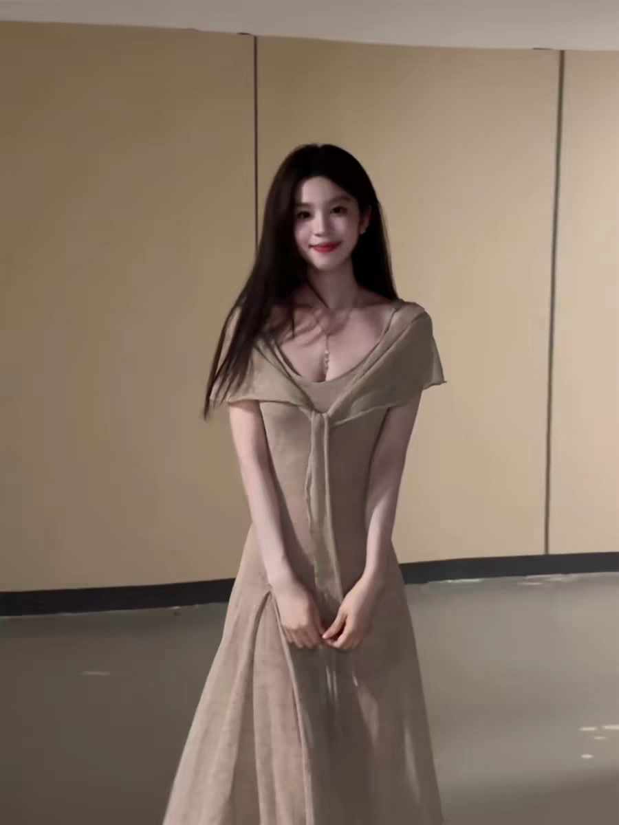titi 작은 자매 모래 회화 산책 슬립 드레스 여름 부드러운 느슨함 오트밀 색상 얇은 스타일 니트 롱 스커트