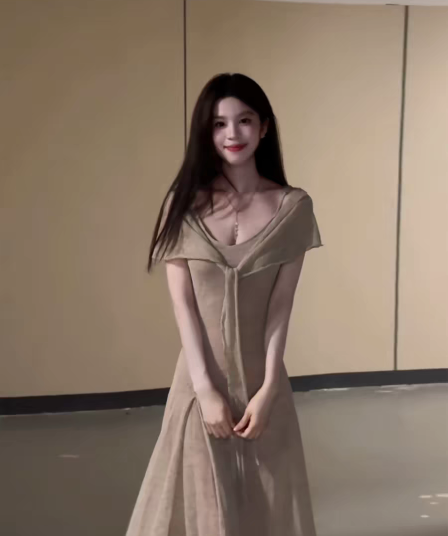 titi 작은 자매 모래 회화 산책 슬립 드레스 여름 부드러운 느슨함 오트밀 색상 얇은 스타일 니트 롱 스커트