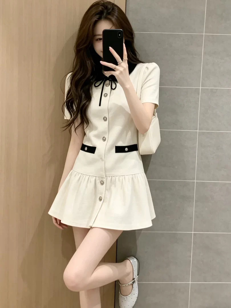 프랑스식 천 금빛 바람 베이비 칼라 단추 드레스 여성 의류 2026 여름 새로운 허리 수축 A라인 스커트 슬림해 보이는 착용 가져 가라.