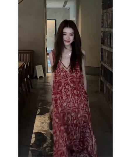디자인 센스 드레스 2026 여름 새로운 프랑스식 품격 민소매 V넥 허리 수축 슬림해 보이는 중간 길이 꽃무늬 치마