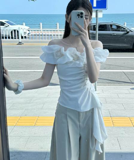 오프숄더 꽃 불규칙 맨위 여성 여름 외출용 디자인 센스 주름 몸매 가꾸기 슬림해 보이는 오프숄더 반팔 티셔츠