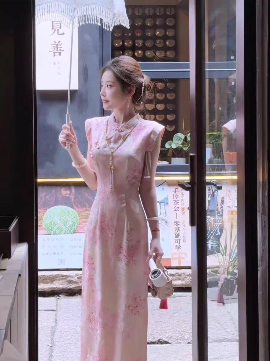찌르기 복숭아의 꽃 양조 한 사람들 실크 색상 골드 새로운 원단 구름 어깨 술 치파오