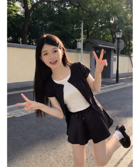 와 사고 방식 불규칙 페이크 레이어드 배색 반팔 티셔츠 여성 여름 연령 감소 맨위 디자인 센스 세트