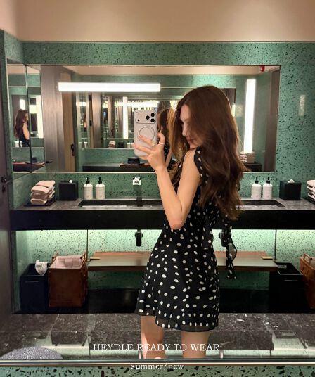 검은 콩 흠 부드러운 전체 프랑스식 흑인과 백인 도트 무늬 프릴 드레스 민소매 허리 수축 휴가 치마 미니 스커트