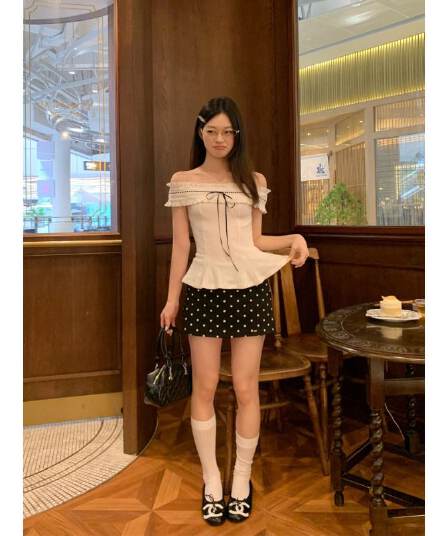 bubbleley 화이트 오프숄더 맨위 흑인과 백인 배색 패치워크 프릴 통기성 몸매 가꾸기 슬림해 보이는 세트