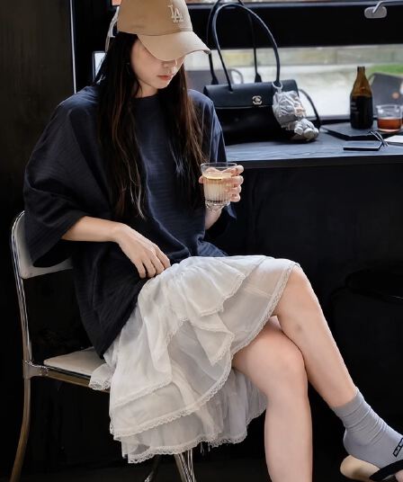 어두운 회색 루즈핏 반팔 라운드 넥 티셔츠 여성 2026 여름 여름 착용 가져 가라. 고급 센스 chic Chic 세트