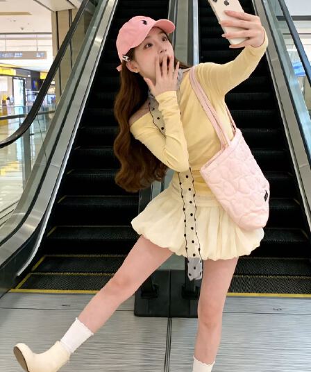이른 가을 달콤한 핫걸 한 단어 가을 어깨 밝은 노란색 맨위 여성 디자인 센스 패치워크 긴팔 티셔츠 몸매 가꾸기 만나는 세트