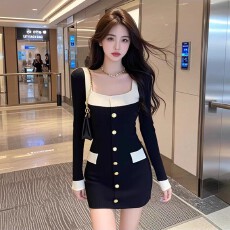 批发小众韩系撞色方领单排扣连衣裙女2025新款纯欲气质收腰针织包臀裙