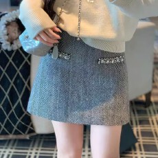 批发小香风镶钻半身<b class='q'>裙</b>2025秋冬新款高级显瘦高腰短<b class='q'>裙</b><b class='q'>条纹</b>显瘦a字短<b class='q'>裙</b>