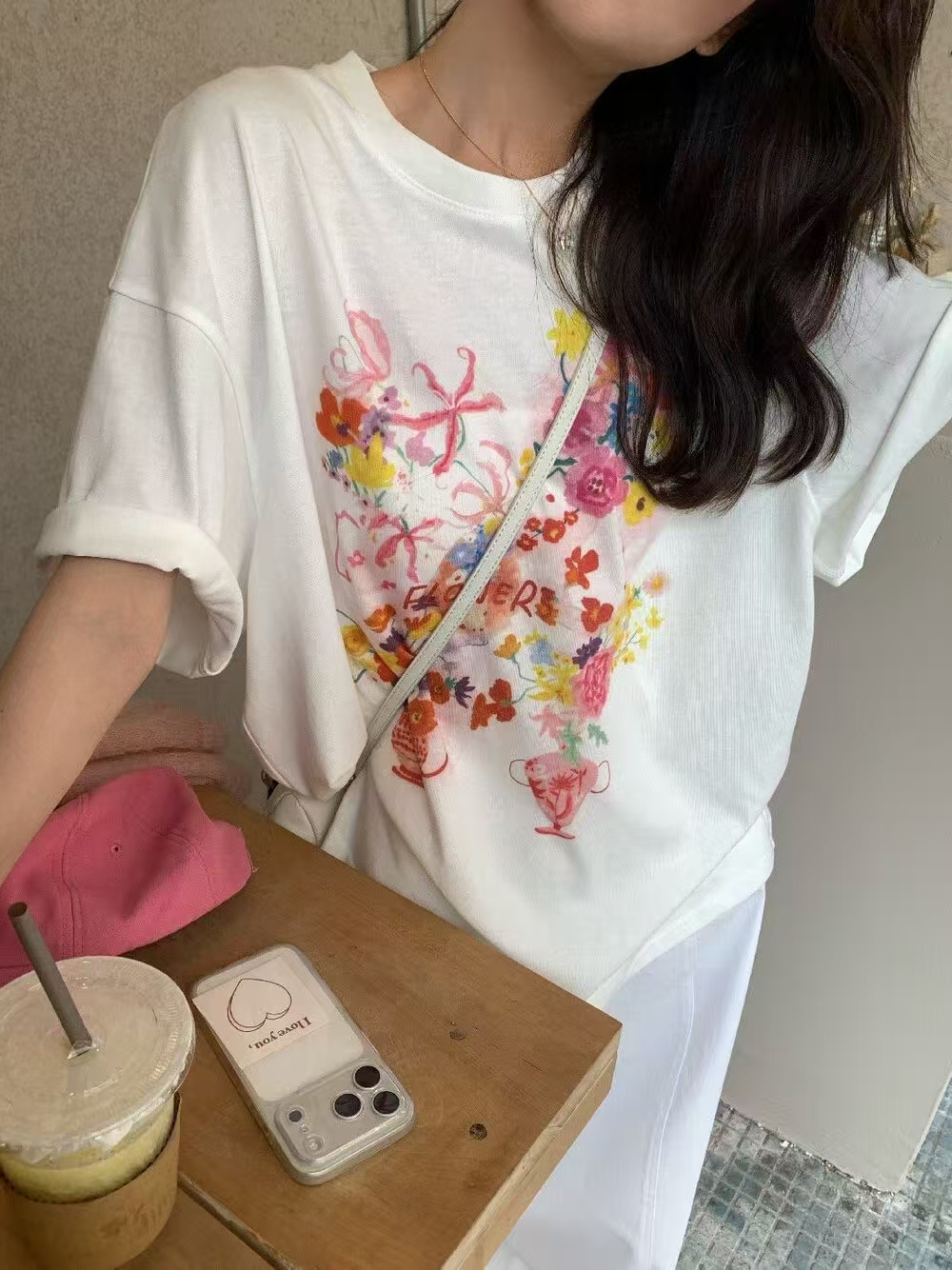 화이트 프린트 반팔 티셔츠 여성 외출용 인사이드 가져 가라. 2026 봄 여름 새로운 아름다운 루즈핏 맨위 만나는
