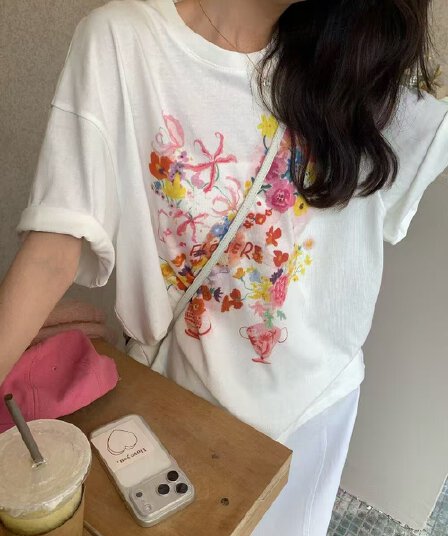 화이트 프린트 반팔 티셔츠 여성 외출용 인사이드 가져 가라. 2026 봄 여름 새로운 아름다운 루즈핏 맨위 만나는