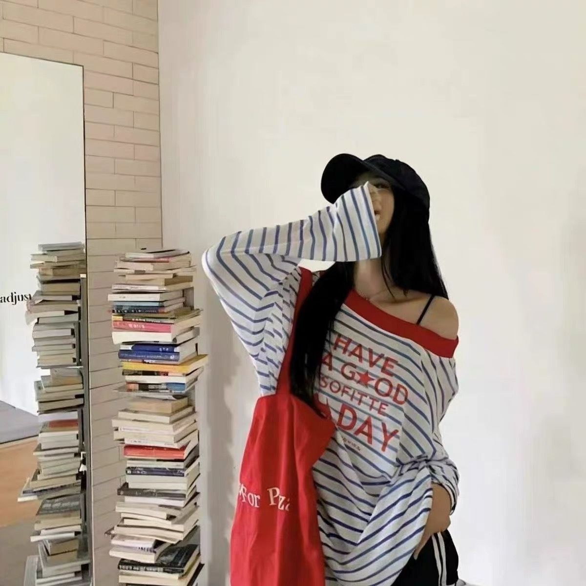 2026 여름 새로운 여성 의류 한 부서 배색 스트라이프 오프숄더 긴팔 티셔츠 여성 루즈핏 슬림해 보이는 다용도 맨위