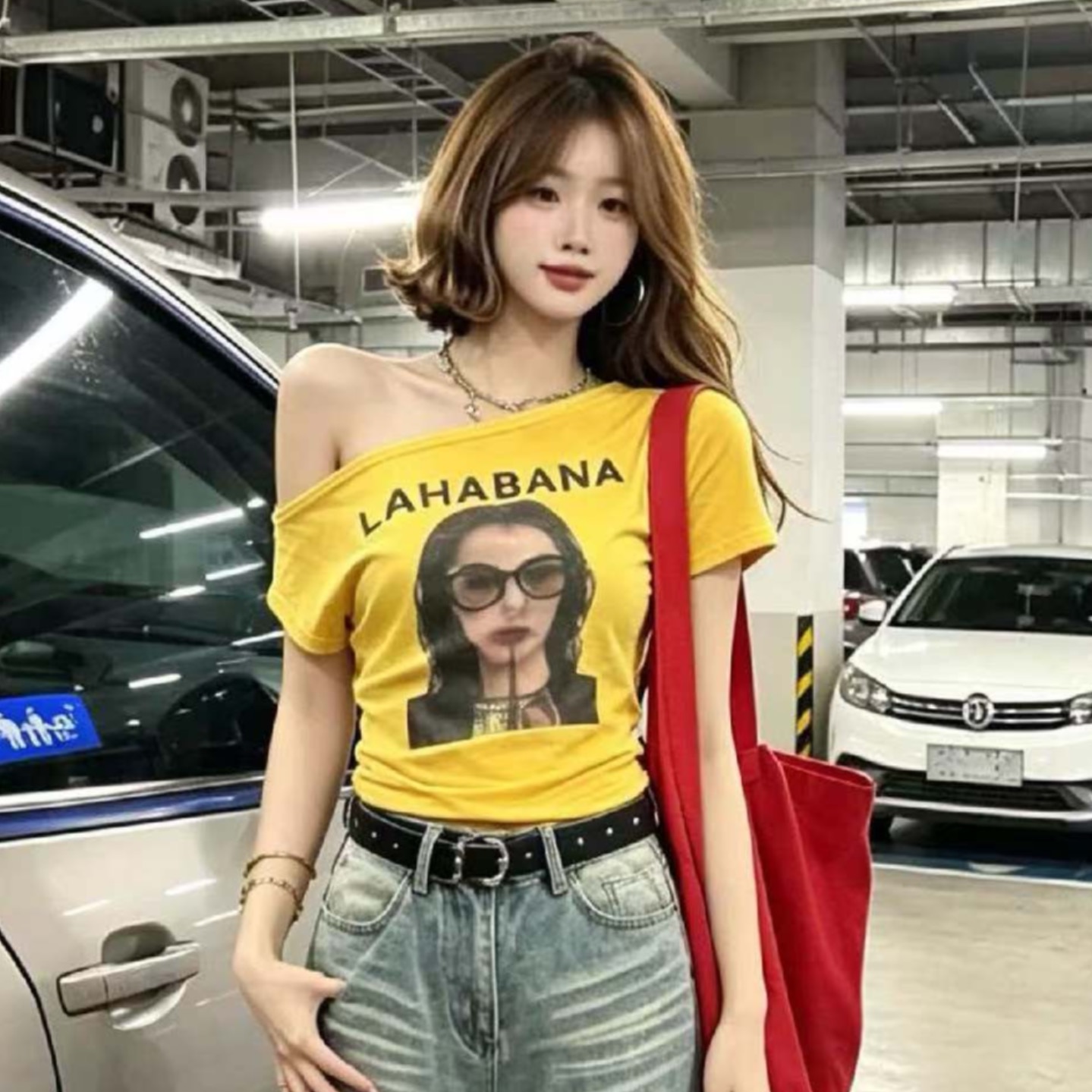 열세 개 2026 새로운 패션 다용도 비스듬한 칼라 알파벳 프린트 반팔 티셔츠 몸매 가꾸기 슬림해 보이는 맨위 여성