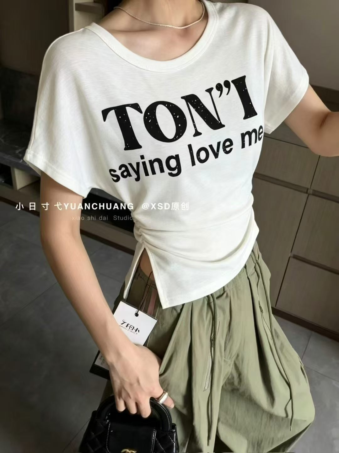 핫걸 바람 비스듬한 어깨 프린트 반팔 티셔츠 여성 여름 새로운 한국 스타일 섹시함 몸매 가꾸기 슬림해 보이는 밑단 트임