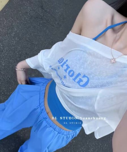 열세 개 2026 새로운 한국 스타일 패션 트렌드 알파벳 프린트 행침 목 오프숄더 긴팔 티셔츠 여성 셔츠