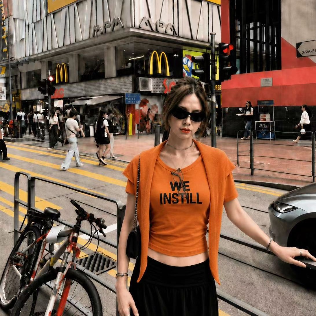 2026 여름 새로운 한국 스타일 u 칼라 알파벳 프린트 몸매 가꾸기 쇼트 스타일 어깨 패드 티셔츠 숄 투피스 세트