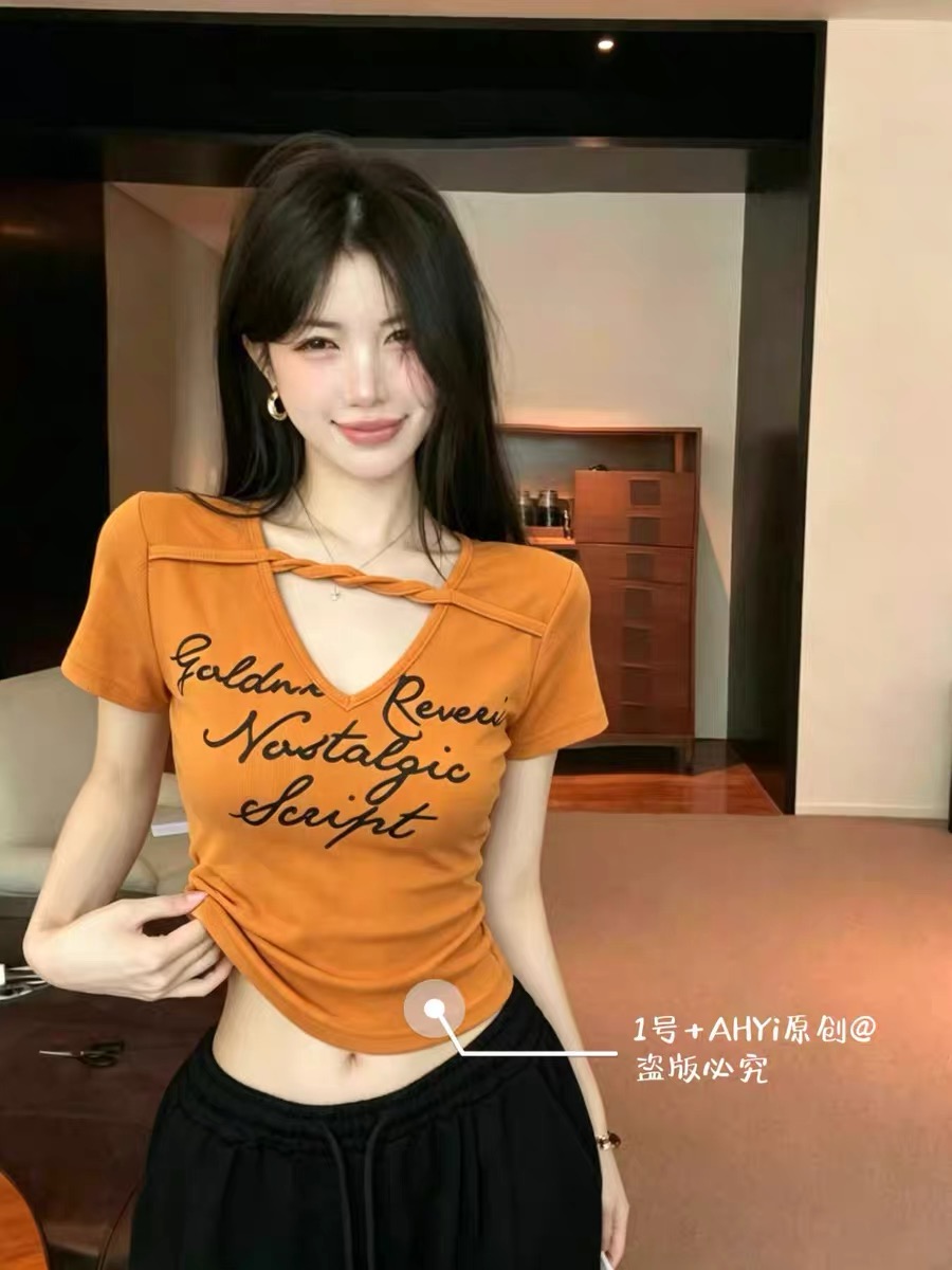 2026 여름 새로운 한국 스타일 패션 디자인 센스 V 칼라 알파벳 프린트 반팔 티셔츠 몸매 가꾸기 슬림해 보이는 맨위 여성