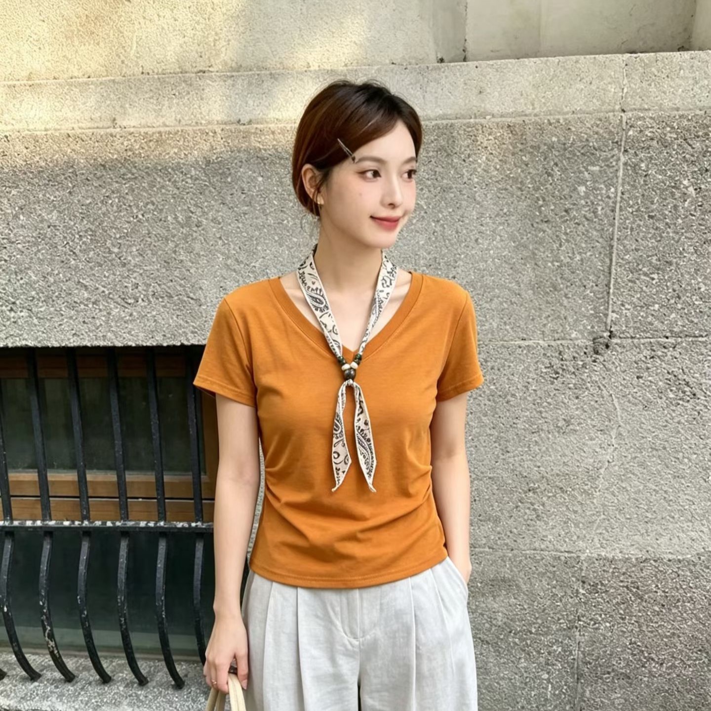여성 의류 디자인 센스 스카프 V넥 긍정적 인 어깨 반팔 티셔츠 여성 2026 여름 꼬집기 허리 슬림해 보이는 맨위 여성