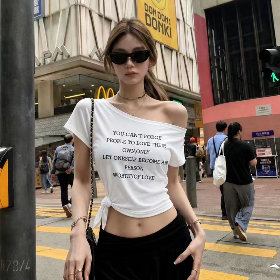 열세 개 2026 새로운 한국 스타일 비스듬한 칼라 오프숄더 슬림해 보이는 다용도 알파벳 프린트 반팔 티셔츠 여성 디자인 맨위