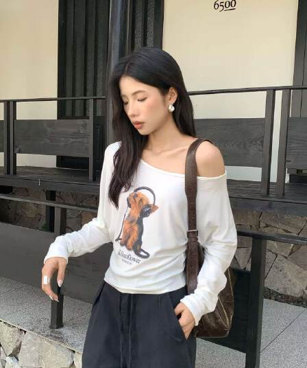 디자인 센스 핫걸 강아지 프린트 비스듬한 어깨 긴팔 티셔츠 여성 이른 가을 새로운 몸매 가꾸기 슬림해 보이는 다용도 만나는 맨위