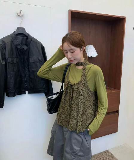 레트로 레오파드 무늬 캐미솔 단색 긴팔 티셔츠 여성 투피스 슈트 가을 작은 키 다용도 슬림해 보이는 맨위