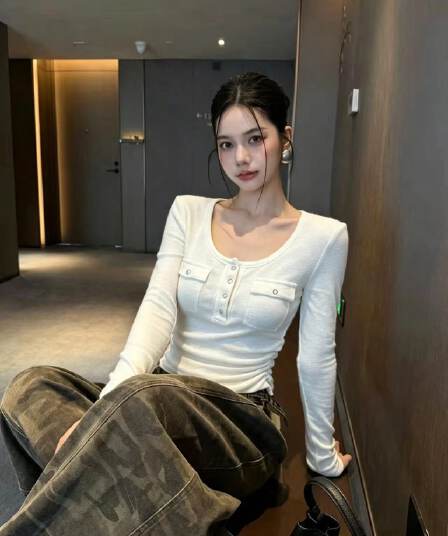 2026 가을 새로운 한국 스타일 패션 다용도 몸매 가꾸기 슬림해 보이는 라운드 넥 주머니 긴팔 티셔츠 맨위 여성 기본 셔츠 여성