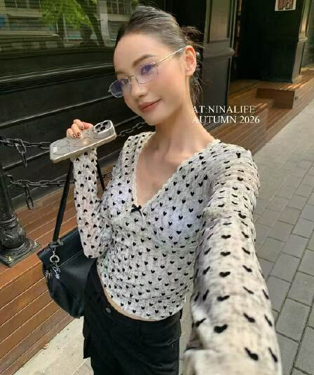 2025 이른 가을 새로운 프랑스식 빛 요리 한 하트 도트 무늬 가슴 패드 긴팔 티셔츠 여성 레이스 조각 만나는 맨위