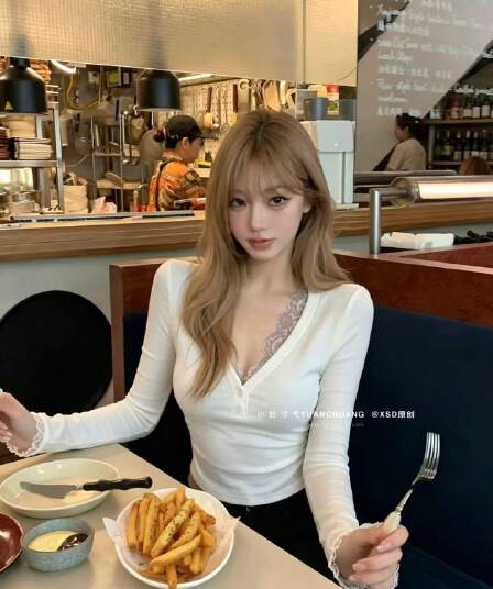 아메리칸 핫걸 V넥 긴팔 티셔츠 여성 가을 겨울철 레이스 조각 벨트 가슴 패드 슬림해 보이는 다용도 바닥 순수한 욕망 맨위