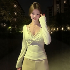 批发米白色蕾丝拼接V领长袖T恤女2025秋冬新款纯欲风修身显瘦套头上衣