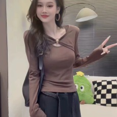 批发大码洋气设计感金属扣装饰长袖T恤女装新品修身<b class='q'>显瘦</b>减龄百搭上衣