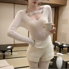 批发韩国chic<b class='q'>羊绒</b>2025秋冬新款法式气质设计感蕾丝镂空针织上衣女装