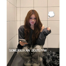 批发宋秀妍 SENIORS韩系复古猫咪印花斜肩<b class='q'>套头卫衣</b>松弛感露肩长袖上衣