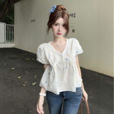 批发原版面料做工刺绣短款泡泡袖棉麻上衣娃娃衫v领<b class='q'>短袖</b>衬衫