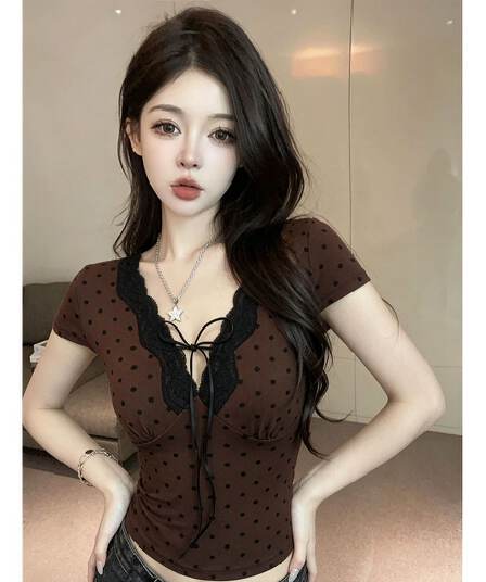 패션 핫걸 도트 무늬 V넥 레이스업 반팔 티셔츠 여름 디자인 센스 몸매 가꾸기 슬림해 보이는 레이스업 쇼트 스타일 맨위