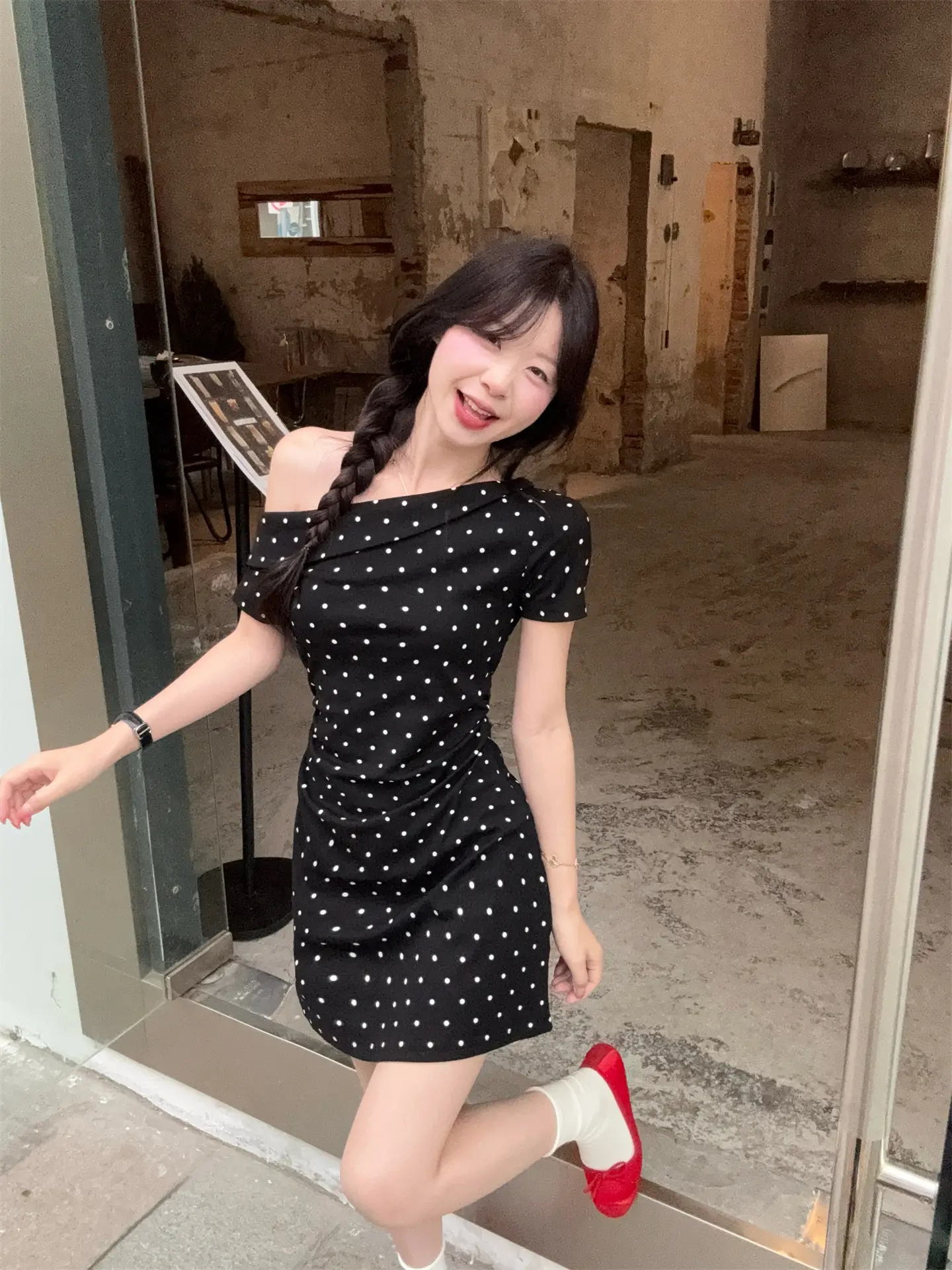 슬림핏 블랙 패턴 A라인 원피스 상세 이미지 3