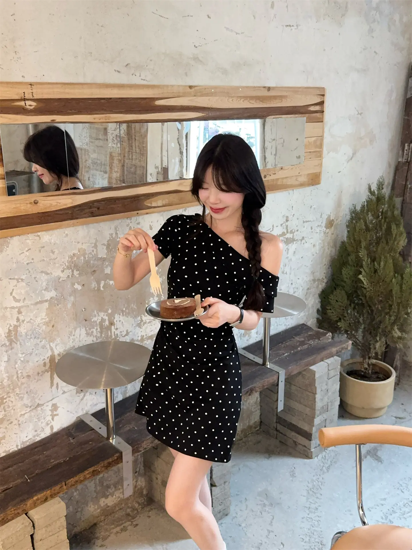 슬림핏 블랙 패턴 A라인 원피스 상세 이미지 5