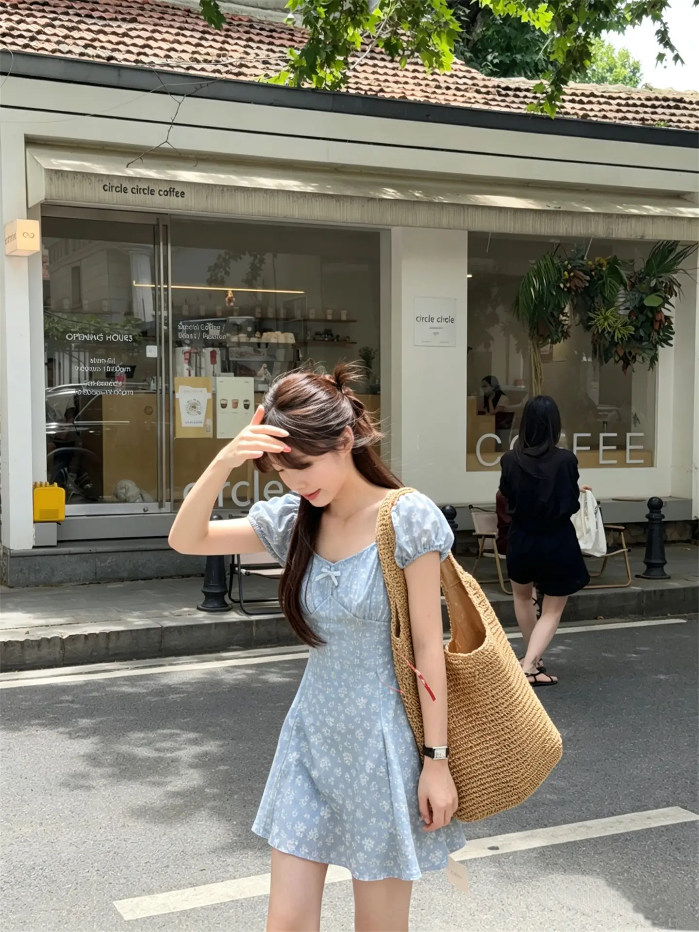 블루 소재의 V넥 풍성한 소매 원피스 상세 이미지 1