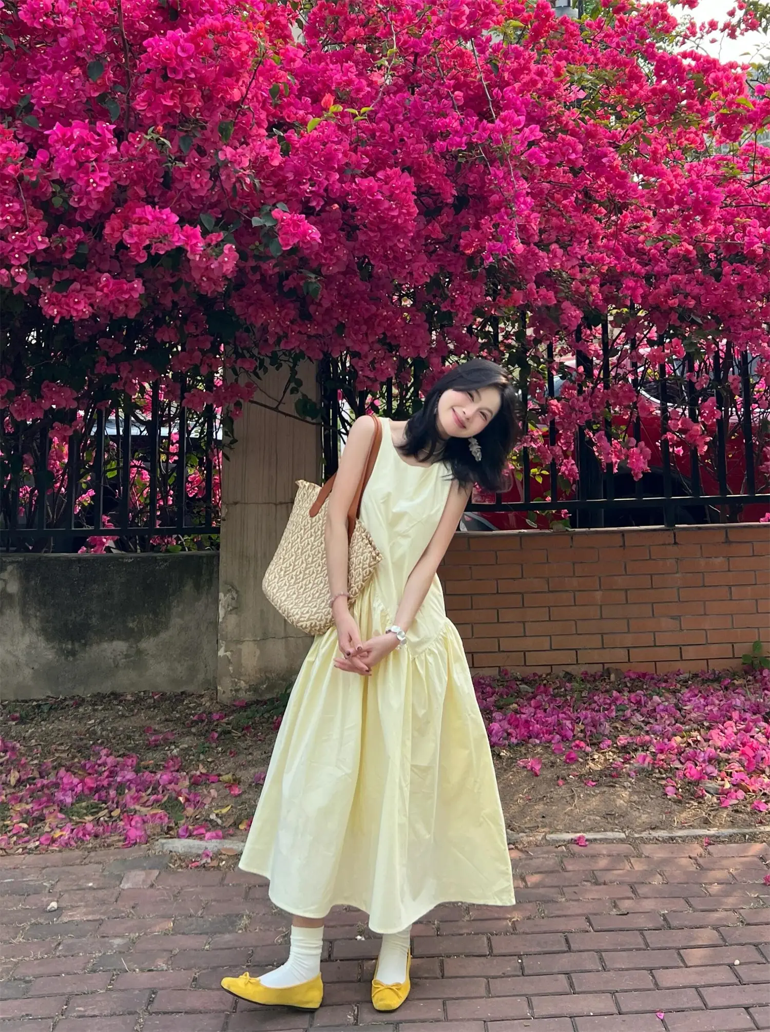 무릎까지 내려오는 허리 높은 원피스 상세 이미지 1