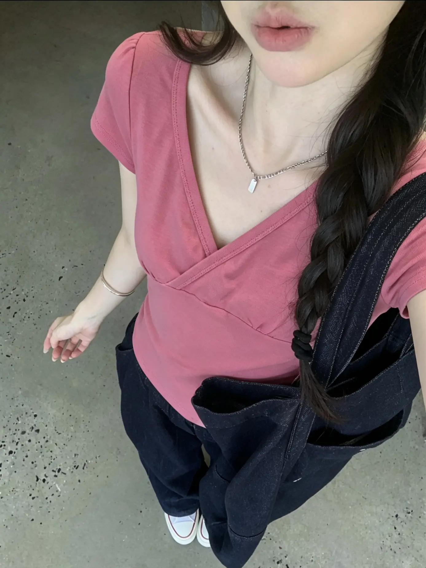 진한 핑크 컬러 정장 스타일 티셔츠 상세 이미지 3