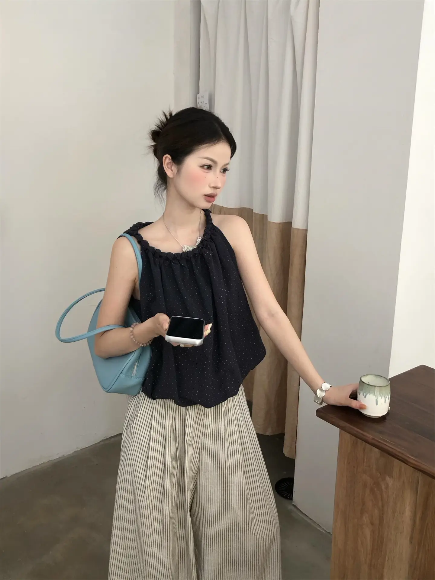 폴카 도트 홀터넥 오프숄더 민소매 탑 상세 이미지 3
