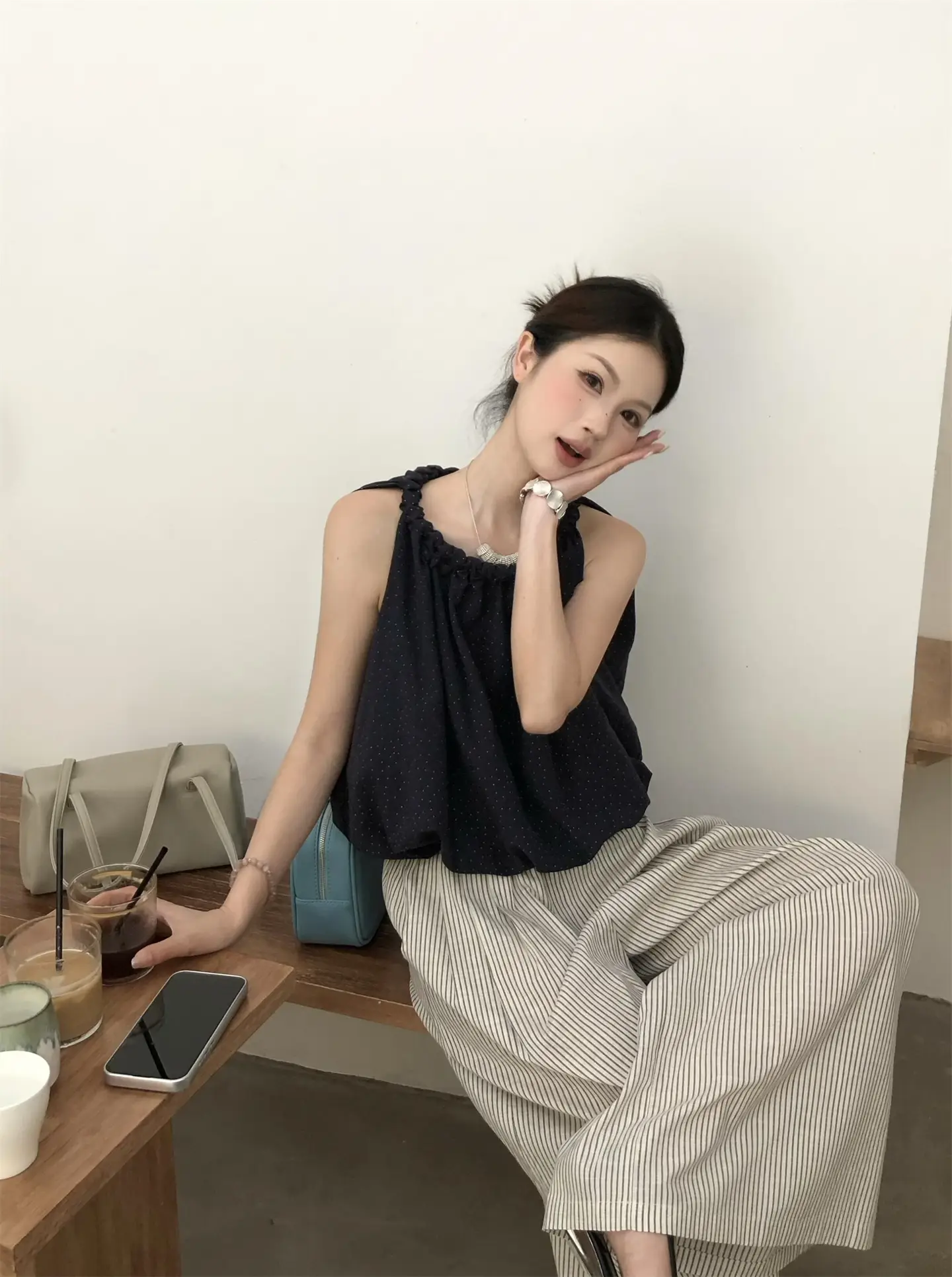 폴카 도트 홀터넥 오프숄더 민소매 탑 상세 이미지 4