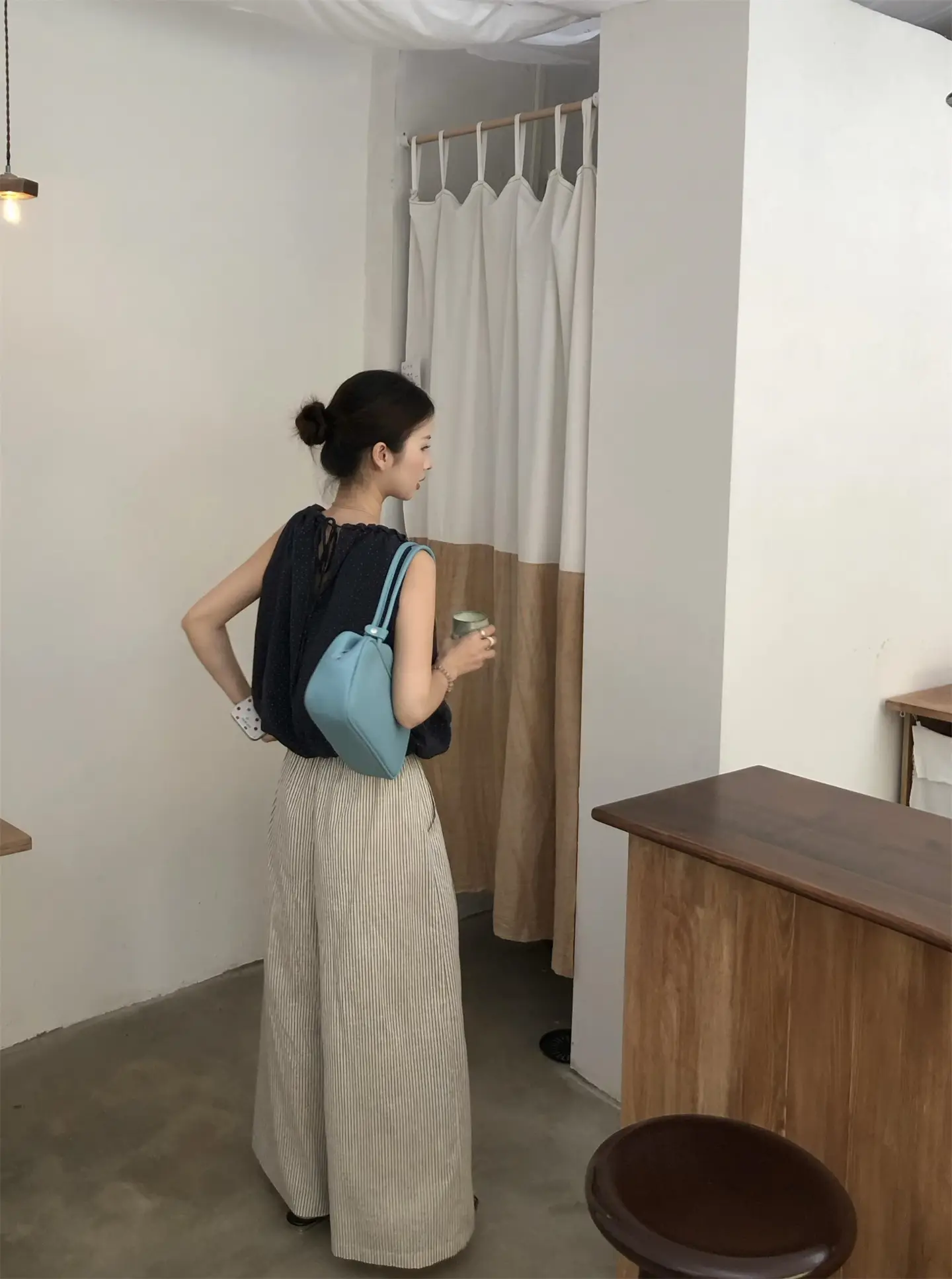 폴카 도트 홀터넥 오프숄더 민소매 탑 상세 이미지 5