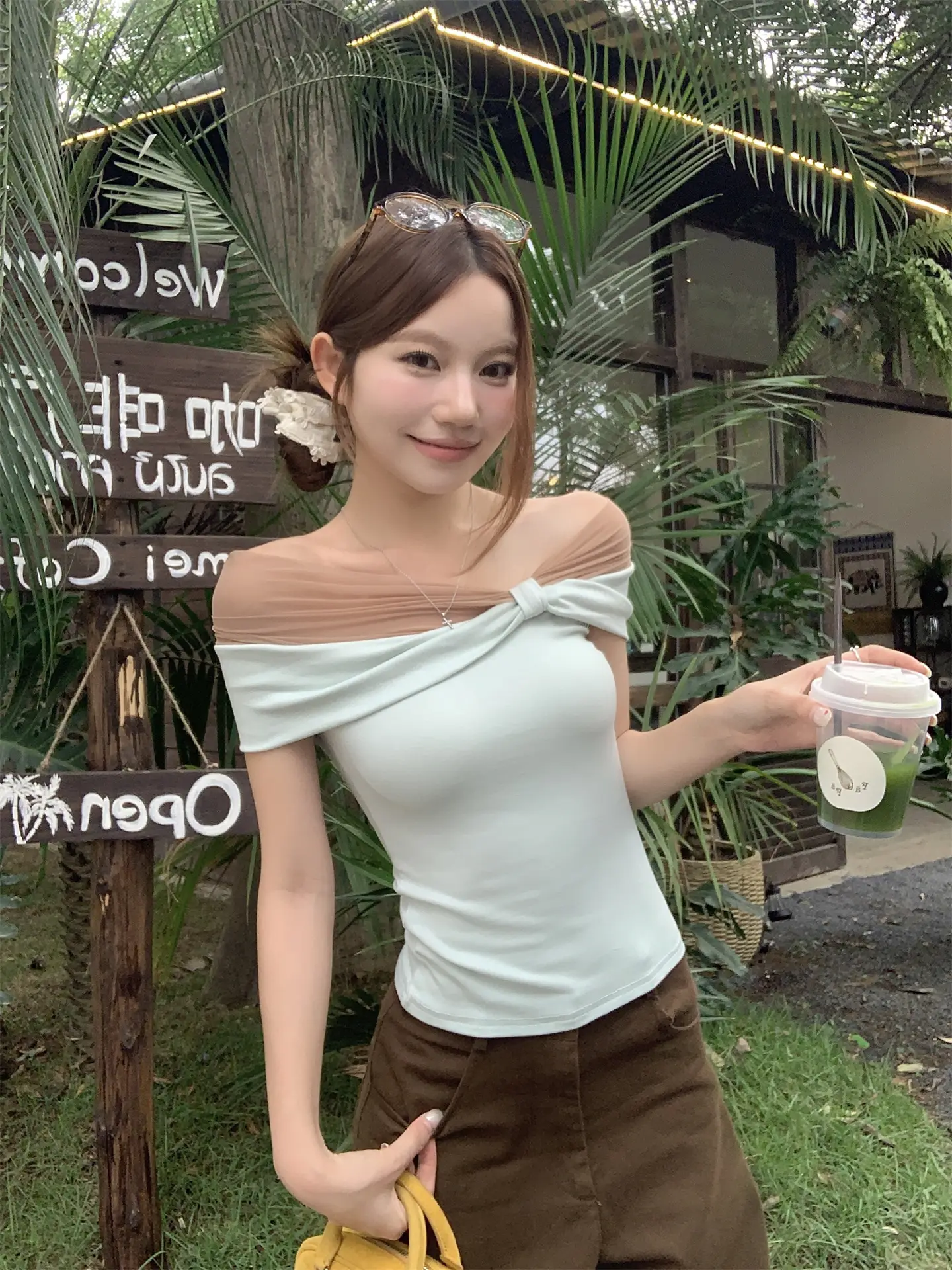 배색 오프숄더 트위스트 슬림 반팔 티셔츠 상세 이미지 5