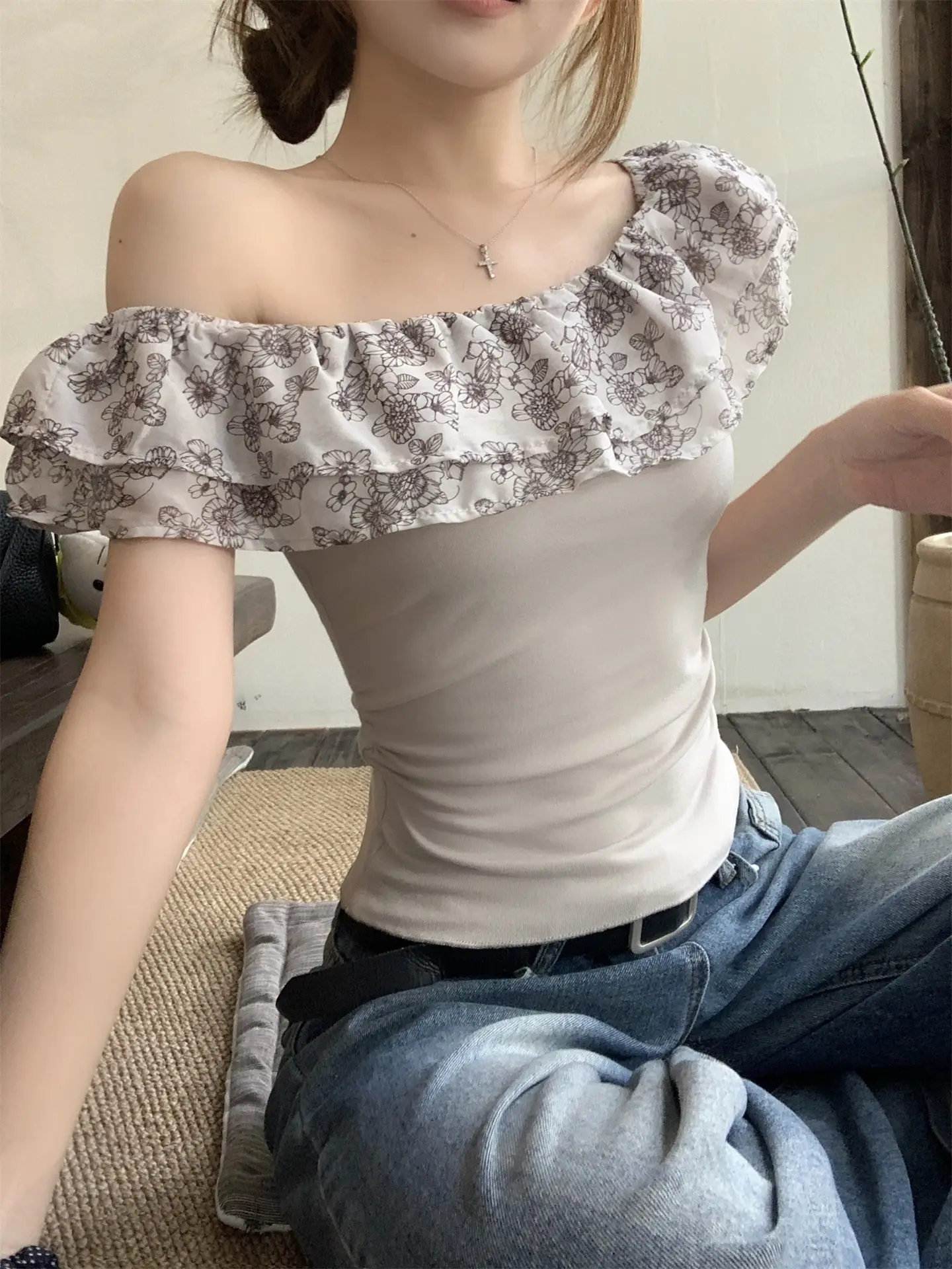 러플 원숄더 반소매 티셔츠 상세 이미지 1