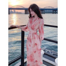 批发海边度假风粉色印花<b class='q'>连衣裙</b>2025夏季时尚洋气独特绝美法式系带长裙