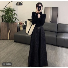 批发春秋穿搭一整套高级感黑色V领<b class='q'>T</b><b class='q'>恤</b>上衣豹纹半身裙女装气质两件套