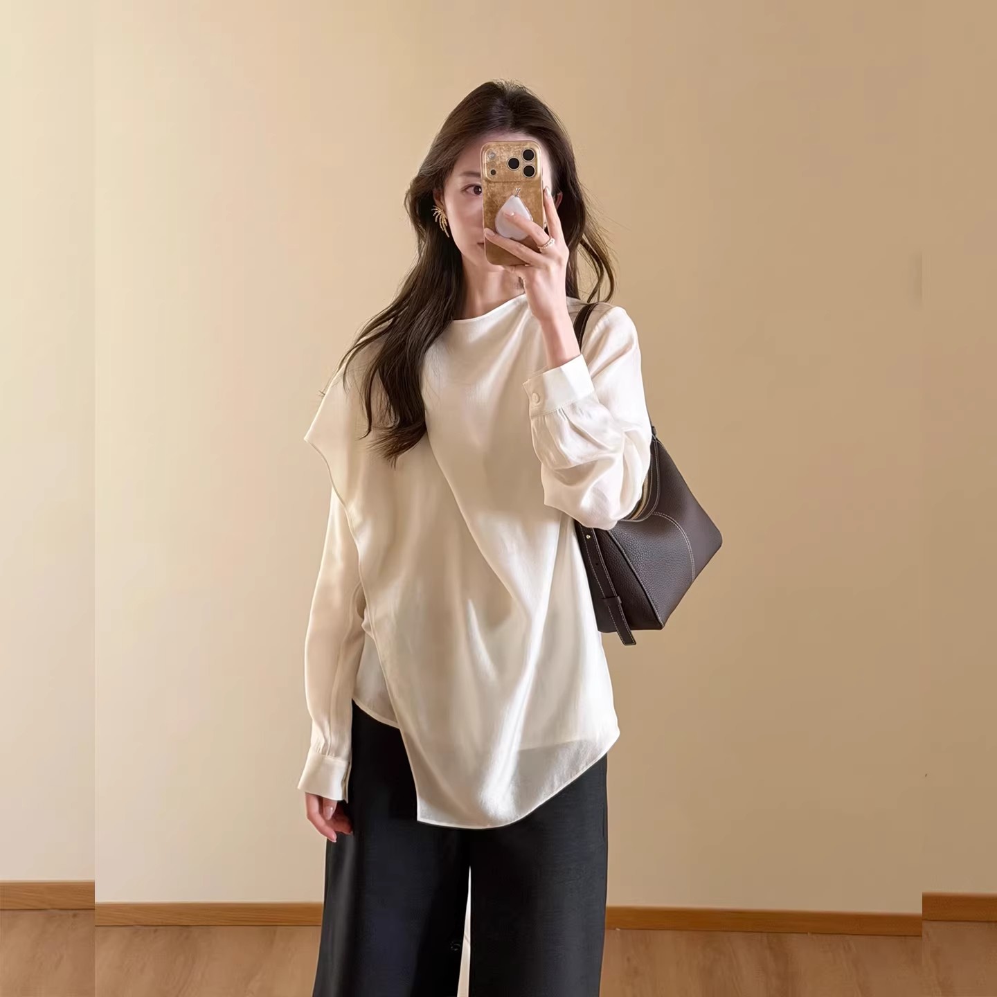 한국 스타일 루즈핏 베이지 색 긴팔 여성 셔츠 봄 고급 센스 다용도 출퇴근 일상 착용 가져 가라. 디자인 센스 맨위