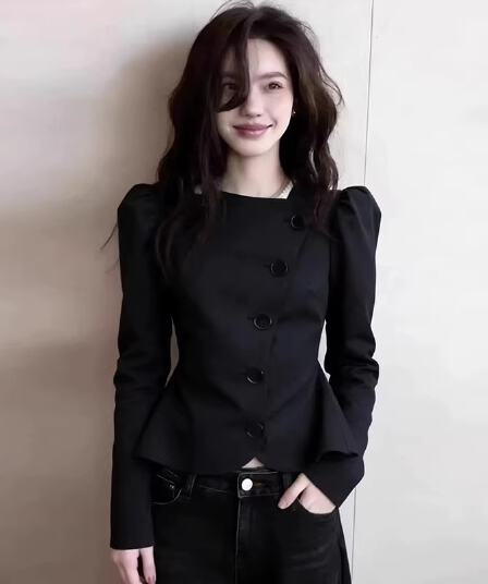 고급 센스 빛 럭셔리 검정색 거품 소매 불규칙 여성 셔츠 2026 봄 새로운 품격 패션 슬림해 보이는 맨위