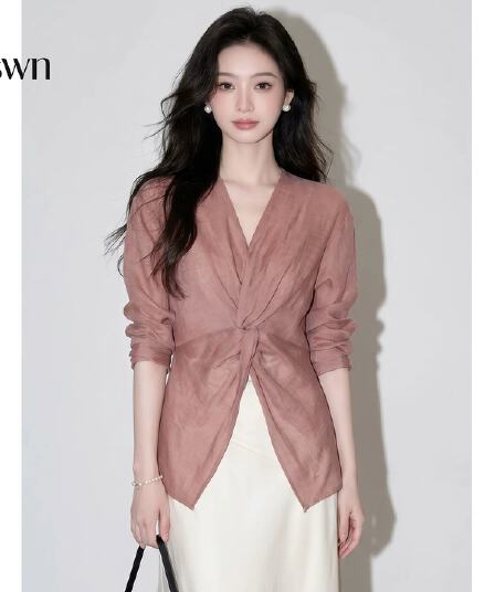 지우개 분말 V넥 비틀림 출퇴근 자외선 차단 여성 셔츠 여름 2026 새로운 코치 사소한 디자인 센스 작은 대중 맨위