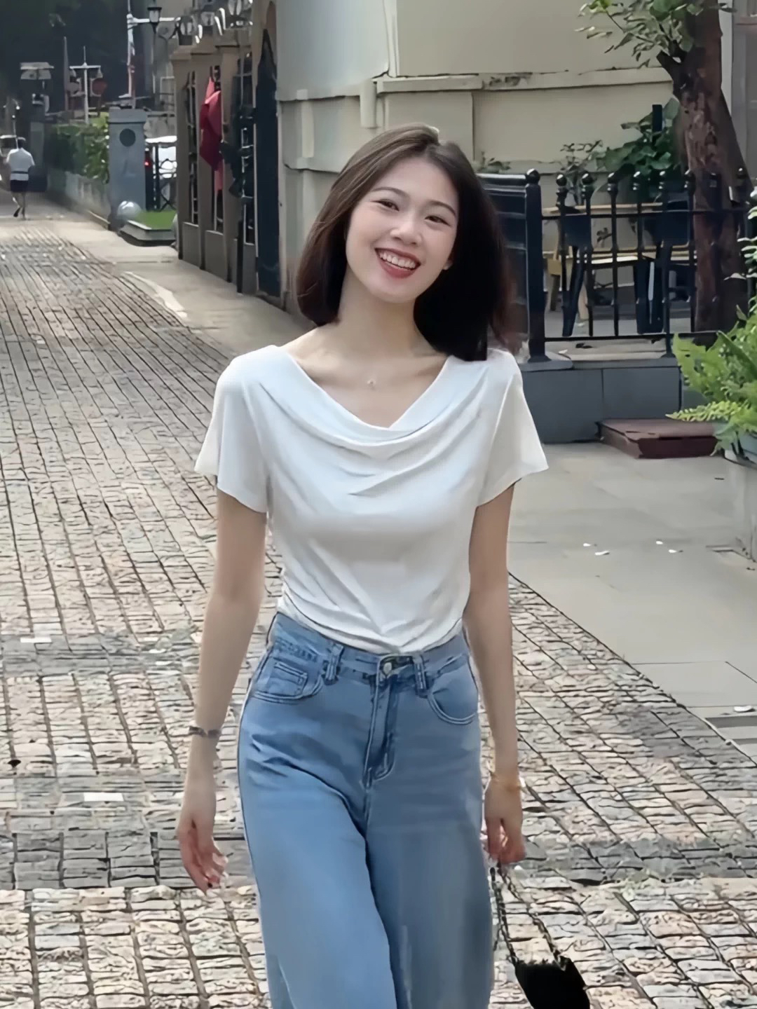 프랑스식 디자인 센스 흔들다 칼라 뒤로 비틀림 반팔 티셔츠 2026 여름 새로운 몸매 가꾸기 슬림해 보이는 품격 맨위 여성